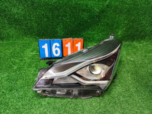 Laden Sie das Bild in den Galerie-Viewer, Frontscheinwerfer Toyota Yaris CSC33720 Links Scheinwerfer Headlight SCH8425341030zi
