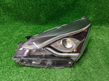 Laden Sie das Bild in den Galerie-Viewer, Frontscheinwerfer Toyota Yaris CSC33720 Links Scheinwerfer Headlight SCH8425341030zi