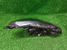 Laden Sie das Bild in den Galerie-Viewer, Frontscheinwerfer Toyota Yaris CSC33720 Links Scheinwerfer Headlight SCH8425341030zi