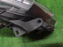 Laden Sie das Bild in den Galerie-Viewer, Frontscheinwerfer Toyota Yaris CSC33720 Links Scheinwerfer Headlight SCH8425341030zi