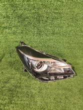 Laden Sie das Bild in den Galerie-Viewer, Frontscheinwerfer Toyota Yaris NRR1375 Rechts Scheinwerfer Headlight SCH8446972889ui