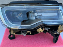 Load image into Gallery viewer, Frontscheinwerfer Jeep Grand Cherokee Wk2 68266664AJ Rechts Headlight SCH8455906050kc