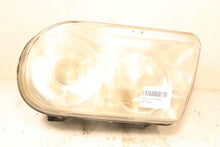 Laden Sie das Bild in den Galerie-Viewer, Frontscheinwerfer Chrysler 300c 89032133 E13885400 Links Scheinwerfer Headlight SCH8488905909mz