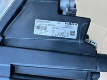 Laden Sie das Bild in den Galerie-Viewer, Frontscheinwerfer Volvo 24056510 Rechts Scheinwerfer Headlight SCH8617997030xs