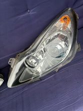 Laden Sie das Bild in den Galerie-Viewer, Frontscheinwerfer Opel Corsa D 13186385 89313370 Ein Stück (Rechts oder Links) SCH8626372795lc