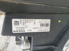 Laden Sie das Bild in den Galerie-Viewer, Frontscheinwerfer Volvo 24364513 Rechts Scheinwerfer Headlight SCH8734686378lg