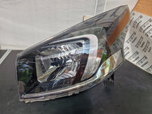Laden Sie das Bild in den Galerie-Viewer, Frontscheinwerfer Opel Vivaro 260605859R Links Scheinwerfer Headlight SCH8735013772bt