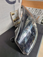 Laden Sie das Bild in den Galerie-Viewer, Frontscheinwerfer Opel Vivaro 260605859R Links Scheinwerfer Headlight SCH8735013772bt