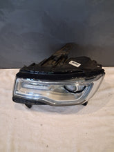 Laden Sie das Bild in den Galerie-Viewer, Frontscheinwerfer Jeep Grand Cherokee Wk2 68111035AG Links Headlight SCH8752271053gg