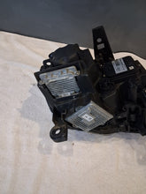 Laden Sie das Bild in den Galerie-Viewer, Frontscheinwerfer Jeep Grand Cherokee Wk2 68111035AG Links Headlight SCH8752271053gg