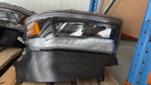 Laden Sie das Bild in den Galerie-Viewer, Frontscheinwerfer Dodge Ram 68477264AA Rechts Scheinwerfer Headlight SCH8783441664ab