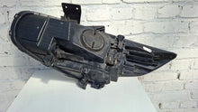 Load image into Gallery viewer, Frontscheinwerfer Kia Carens I 92102-A4 Rechts Scheinwerfer Headlight SCH8872705939gj