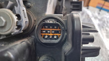 Load image into Gallery viewer, Frontscheinwerfer Kia Carens I 92102-A4 Rechts Scheinwerfer Headlight SCH8872705939gj
