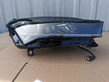 Laden Sie das Bild in den Galerie-Viewer, Frontscheinwerfer Skoda Enyaq IV 5LB941016A Rechts Scheinwerfer Headlight SCH9107162035rm