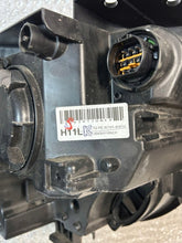 Laden Sie das Bild in den Galerie-Viewer, Frontscheinwerfer Hyundai H-1 92101-4H610 Links Scheinwerfer Headlight SCH9558610031vw