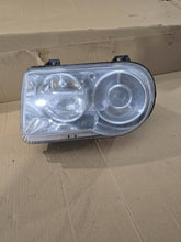 Laden Sie das Bild in den Galerie-Viewer, Frontscheinwerfer Chrysler 300c 04805761AL Links Scheinwerfer Headlight SCH9583863833di