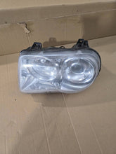 Laden Sie das Bild in den Galerie-Viewer, Frontscheinwerfer Chrysler 300c 04805761AL Links Scheinwerfer Headlight SCH9583863833di
