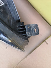 Load image into Gallery viewer, Frontscheinwerfer Ford Focus MX7B-13E015-EB MX7B-13E014-EB Ein Satz Headlight SCH9685872295ta