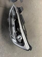 Laden Sie das Bild in den Galerie-Viewer, Frontscheinwerfer Ford Focus JX7B-13E015-AB Ein Satz Scheinwerfer Headlight SCH9696385624oy