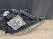 Laden Sie das Bild in den Galerie-Viewer, Frontscheinwerfer Renault Megane III 260600021R Xenon Links Headlight SCH9797317674am