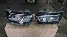 Laden Sie das Bild in den Galerie-Viewer, Frontscheinwerfer Dacia Duster 260101613R Ein Satz Scheinwerfer Headlight SCH9823698062ul