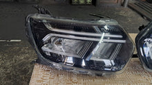 Laden Sie das Bild in den Galerie-Viewer, Frontscheinwerfer Dacia Duster 260101613R Ein Satz Scheinwerfer Headlight SCH9823698062ul
