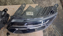 Laden Sie das Bild in den Galerie-Viewer, Frontscheinwerfer Dacia Duster 260101613R Ein Satz Scheinwerfer Headlight SCH9823698062ul