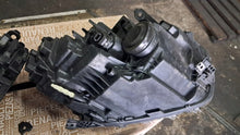 Laden Sie das Bild in den Galerie-Viewer, Frontscheinwerfer Dacia Duster 260101613R Ein Satz Scheinwerfer Headlight SCH9823698062ul