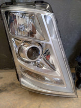 Laden Sie das Bild in den Galerie-Viewer, Frontscheinwerfer Volvo 22239253 21221142 Ein Stück (Rechts oder Links) SCH9839731858my
