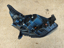 Laden Sie das Bild in den Galerie-Viewer, Frontscheinwerfer Ssangyong Korando 83101 37101 Links Scheinwerfer Headlight SCH9948802645xi
