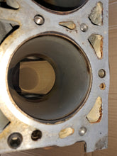 Laden Sie das Bild in den Galerie-Viewer, Motorblock Mercedes-Benz W126 116 963 Benzin Unkomplett