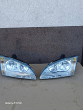 Laden Sie das Bild in den Galerie-Viewer, Frontscheinwerfer Ford Focus I Ein Satz Scheinwerfer Headlight SCH3428619046uv