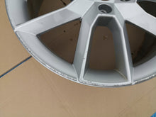 Laden Sie das Bild in den Galerie-Viewer, 1x Alufelge 18 Zoll 7.5&quot; 5x112 51ET Glanz Silber 5E0601025 Skoda Octavia Iii