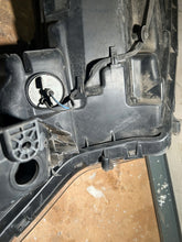 Laden Sie das Bild in den Galerie-Viewer, Frontscheinwerfer Mitsubishi Outlander LED Ein Stück (Rechts oder Links)