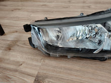 Laden Sie das Bild in den Galerie-Viewer, Frontscheinwerfer Toyota Hilux VIII 81150-0KK60 Links Scheinwerfer Headlight SCH9694700966db