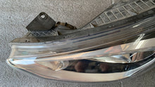 Laden Sie das Bild in den Galerie-Viewer, Frontscheinwerfer Hyundai I10 92101-B9000 Links Scheinwerfer Headlight