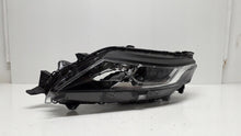 Laden Sie das Bild in den Galerie-Viewer, Frontscheinwerfer Mitsubishi L200 Triton 8301D378 Ein Stück (Rechts oder Links)
