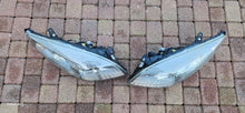 Laden Sie das Bild in den Galerie-Viewer, Frontscheinwerfer Renault Megane III 260600021R Xenon Rechts oder Links SCH5349583310om