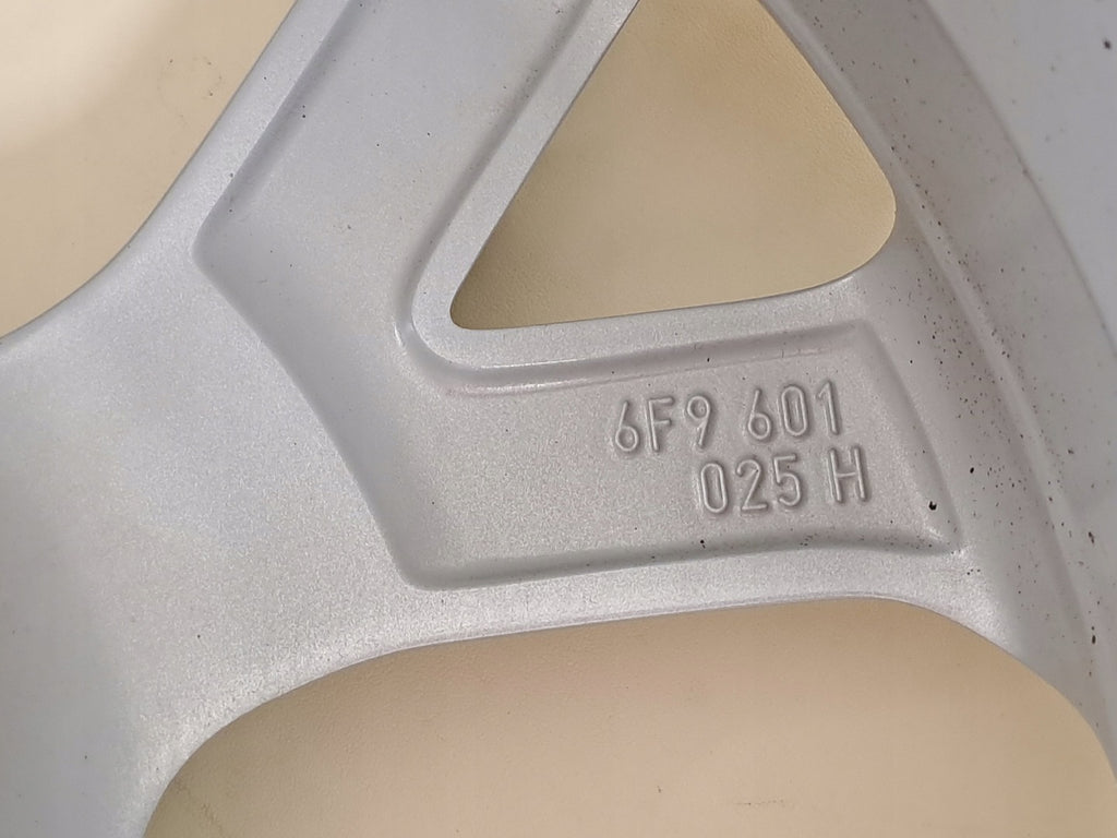 1x Alufelge 17 Zoll 6.5" 5x100 48ET Glanz Silber 6F9601025H Seat Arona Rim Wheel