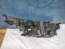 Load image into Gallery viewer, Frontscheinwerfer Toyota Yaris EUK0-8 Links Scheinwerfer Headlight SCH9634445332xp