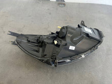 Laden Sie das Bild in den Galerie-Viewer, Frontscheinwerfer Renault Clio IV Hatchback 0104639990001033633362 Links SCH3806066133ze