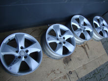 Load image into Gallery viewer, 4x Alufelge 17 Zoll 6.5&quot; 5x114.3 40ET Silber Kia Cerato Carens Carnival
