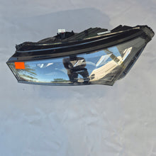 Laden Sie das Bild in den Galerie-Viewer, Frontscheinwerfer Skoda Enyaq 5LB941015F LED Links Scheinwerfer Headlight
