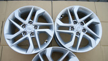 Load image into Gallery viewer, 1x Alufelge 16 Zoll 6.5" 5x114.3 45ET Glanz Silber 52910-D7110 Hyundai I FEL2080490643yv