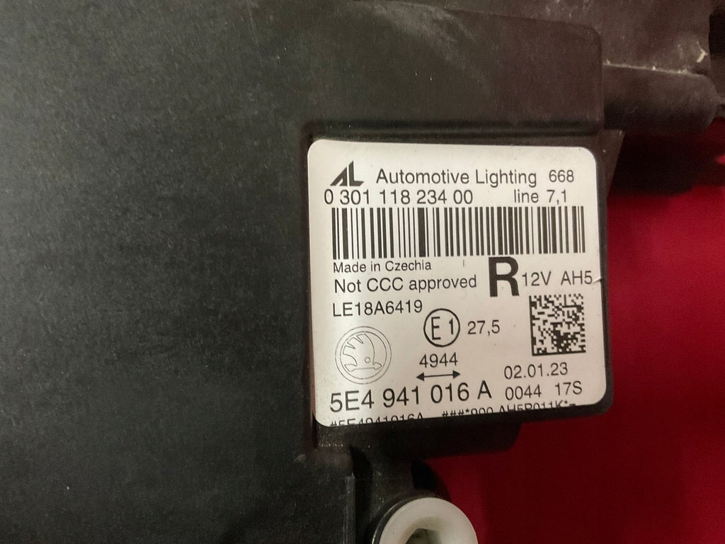 Frontscheinwerfer Skoda Octavia IV 5E4941016A 5E4941015A LED Rechts oder Links SCH4106517302cl
