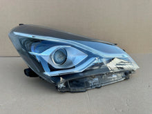 Laden Sie das Bild in den Galerie-Viewer, Frontscheinwerfer Toyota Yaris Rechts Scheinwerfer Headlight SCH4367096911qf