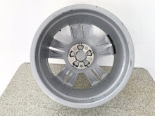 Laden Sie das Bild in den Galerie-Viewer, 1x Alufelge 17 Zoll 7.0&quot; 5x112 45ET Glanz Silber 81A601025AJ Audi Q2 Rim Wheel