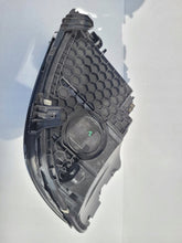 Laden Sie das Bild in den Galerie-Viewer, Frontscheinwerfer Mercedes-Benz W206 A2069066204 Ein Stück (Rechts oder Links) SCH3119757013lq