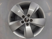 Laden Sie das Bild in den Galerie-Viewer, 1x Alufelge 15 Zoll 6.0&quot; 5x100 38ET Glanz Silber 6V0601025 Skoda Fabia Iii