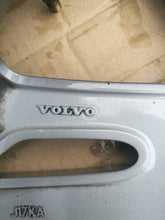 Laden Sie das Bild in den Galerie-Viewer, 1x Alufelge 17 Zoll 7.5&quot; 5x108 55ET 31302112 Volvo Rim Wheel